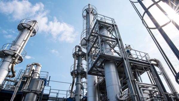 Der Lösungsmittelhersteller aus Rettenbach stellt jetzt pro Woche 40.000 Liter Desinfektionsmittel her und beliefert damit öffentliche Einrichtungen in Schwaben. In diesen Kolonnen wird das Ethanol, das im Desinfektionsmittel zum Einsatz kommt, zu hochreinen Destillaten aufgearbeitet.