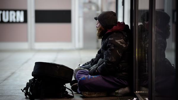 Derzeit zeige sich in der Bevölkerung immer noch eine hohe Akzeptanz der von der Politik beschlossenen Maßnahmen wie den Ausgangsbeschränkungen. Auch weiterhin sei es im Zusammenhang mit der Pandemie wichtig, politische Maßnahmen eindeutig zu formulieren sowie gut zu begründen. Neben dem Eigeninteresse appelliert die Leopoldina auch an die Fürsorge und Verantwortung anderen gegenüber: "Es ist von entscheidender Bedeutung, dass sich die Kommunikation insbesondere auch an die vulnerablen Bevölkerungsgruppen (beispielsweise ältere Alleinlebende, Flüchtlinge, Migranten ohne deutsche Sprachkenntnisse, Obdachlose) richtet, und deren besondere Kommunikationsbedürfnisse berücksichtigt", schreiben sie in ihrer Stellungnahme.