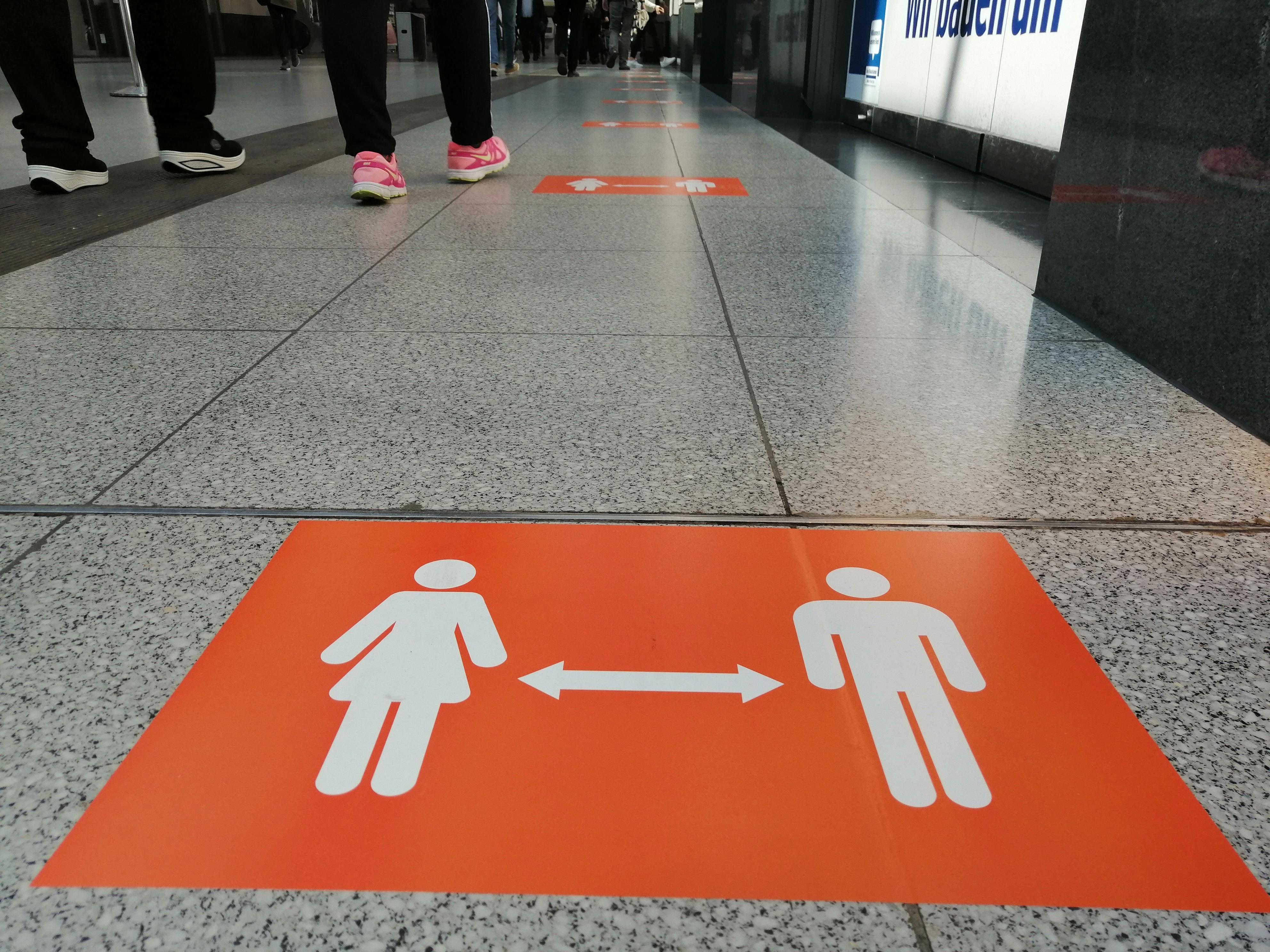 Die bekannten Hygienemaßnahmen (regelmäßiges Händewaschen, Abstand zu anderen Personen halten, Niesen/Husten in die Armbeuge, Tragen von Mund-Nasen-Schutz) sollen von der Bevölkerung weiterhin diszipliniert eingehalten werden. So könnten laut den Forschern zunächst der Einzelhandel und das Gastgewerbe wieder öffnen und der allgemeine geschäftliche und behördliche Publikumsverkehr wiederaufgenommen werden. Auch dienstliche sowie private Reisen sollen unter Beachtung der genannten Schutzmaßnahmen getätigt werden können.