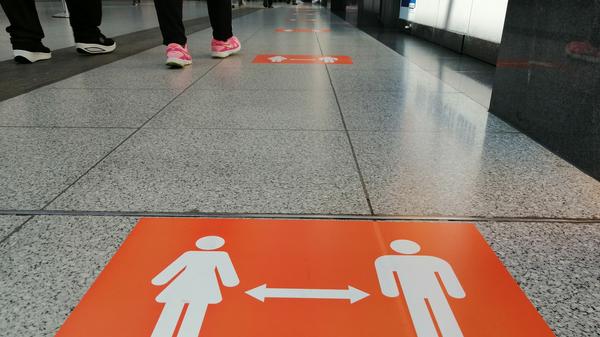 Die bekannten Hygienemaßnahmen (regelmäßiges Händewaschen, Abstand zu anderen Personen halten, Niesen/Husten in die Armbeuge, Tragen von Mund-Nasen-Schutz) sollen von der Bevölkerung weiterhin diszipliniert eingehalten werden. So könnten laut den Forschern zunächst der Einzelhandel und das Gastgewerbe wieder öffnen und der allgemeine geschäftliche und behördliche Publikumsverkehr wiederaufgenommen werden. Auch dienstliche sowie private Reisen sollen unter Beachtung der genannten Schutzmaßnahmen getätigt werden können.