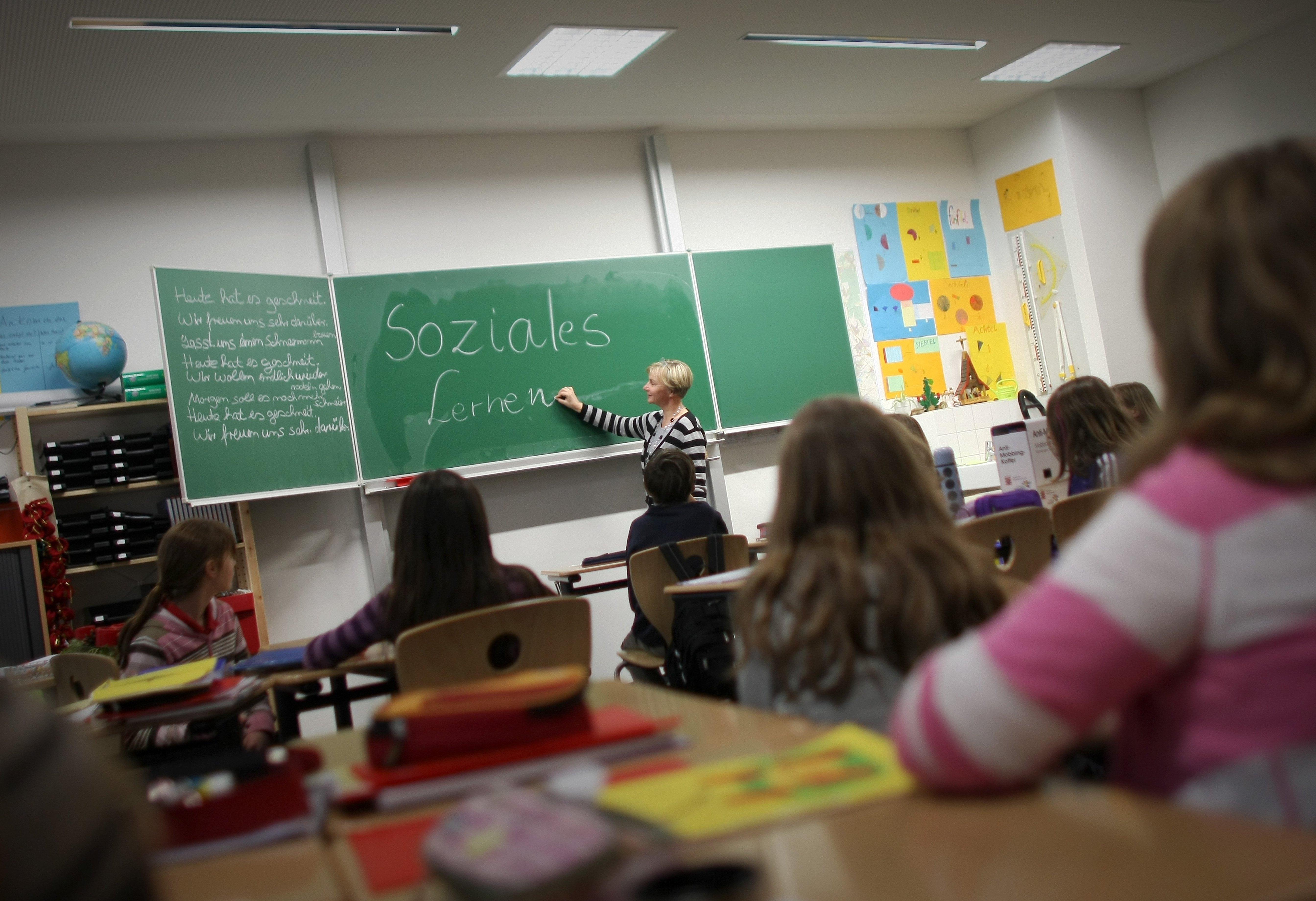 Die Coronakrise hat zu einem massiven Rückgang der Betreuungs-, Lehr- und Lernleistungen sowie zur Verschärfung sozialer Ungleichheit geführt. Grundschulen und die Sekundarstufe I sollen unter bestimmten Voraussetzungen so bald wie möglich schrittweise wieder öffnen. Zur Sekundarstufe 1 gehören etwa Hauptschulen, Realschulen, Gesamtschulen bis zur Klasse 10 sowie Gymnasien bis einschließlich der Klassen 9 beziehungsweise 10. Mit höherem Alter könnten die Möglichkeiten des Fernunterrichts besser genutzt werden. "Deshalb ist zu empfehlen, dass eine Rückkehr zum gewohnten Unterricht in höheren Stufen des Bildungssystems später erfolgen sollte", so die Forscher. Der Betrieb von Kitas sollte "nur sehr eingeschränkt wiederaufgenommen werden", schreiben sie.