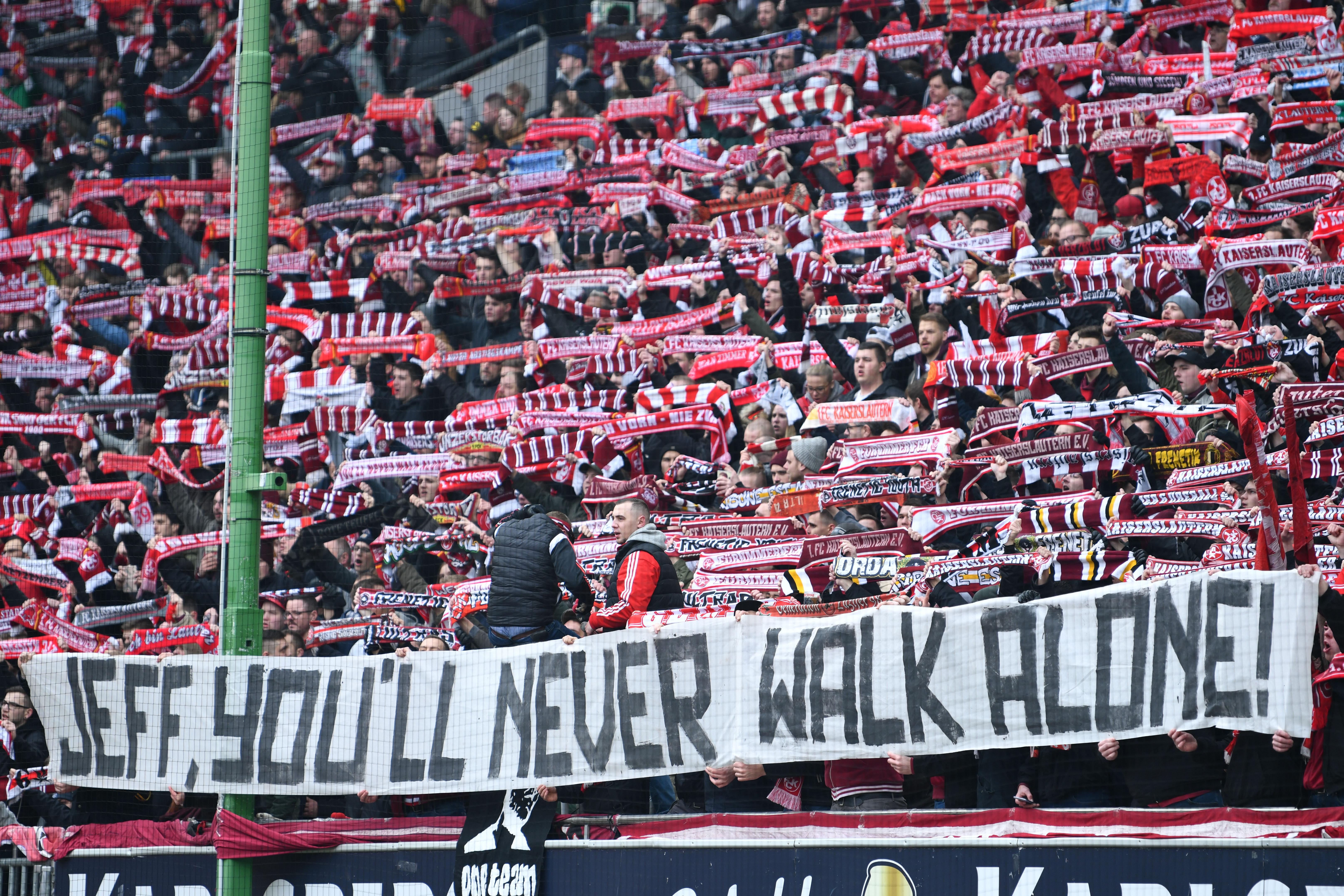 Auch kulturelle und sportliche Veranstaltungen könnten in naher Zukunft "in Abhängigkeit von der möglichen räumlichen Distanz und den Kontaktintensitäten der Beteiligten" wieder ermöglicht werden. Dazu sei ein kontinuierliches Monitoring der Infektionszahlen notwendig. Für das Ermöglichen solcher Veranstaltungen müssten zunächst "notwendige klinische Reservekapazitäten aufgebaut" und auch andere Patienten wieder regulär aufgenommen werden können.