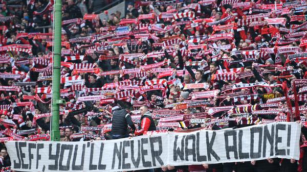 Auch kulturelle und sportliche Veranstaltungen könnten in naher Zukunft "in Abhängigkeit von der möglichen räumlichen Distanz und den Kontaktintensitäten der Beteiligten" wieder ermöglicht werden. Dazu sei ein kontinuierliches Monitoring der Infektionszahlen notwendig. Für das Ermöglichen solcher Veranstaltungen müssten zunächst "notwendige klinische Reservekapazitäten aufgebaut" und auch andere Patienten wieder regulär aufgenommen werden können.