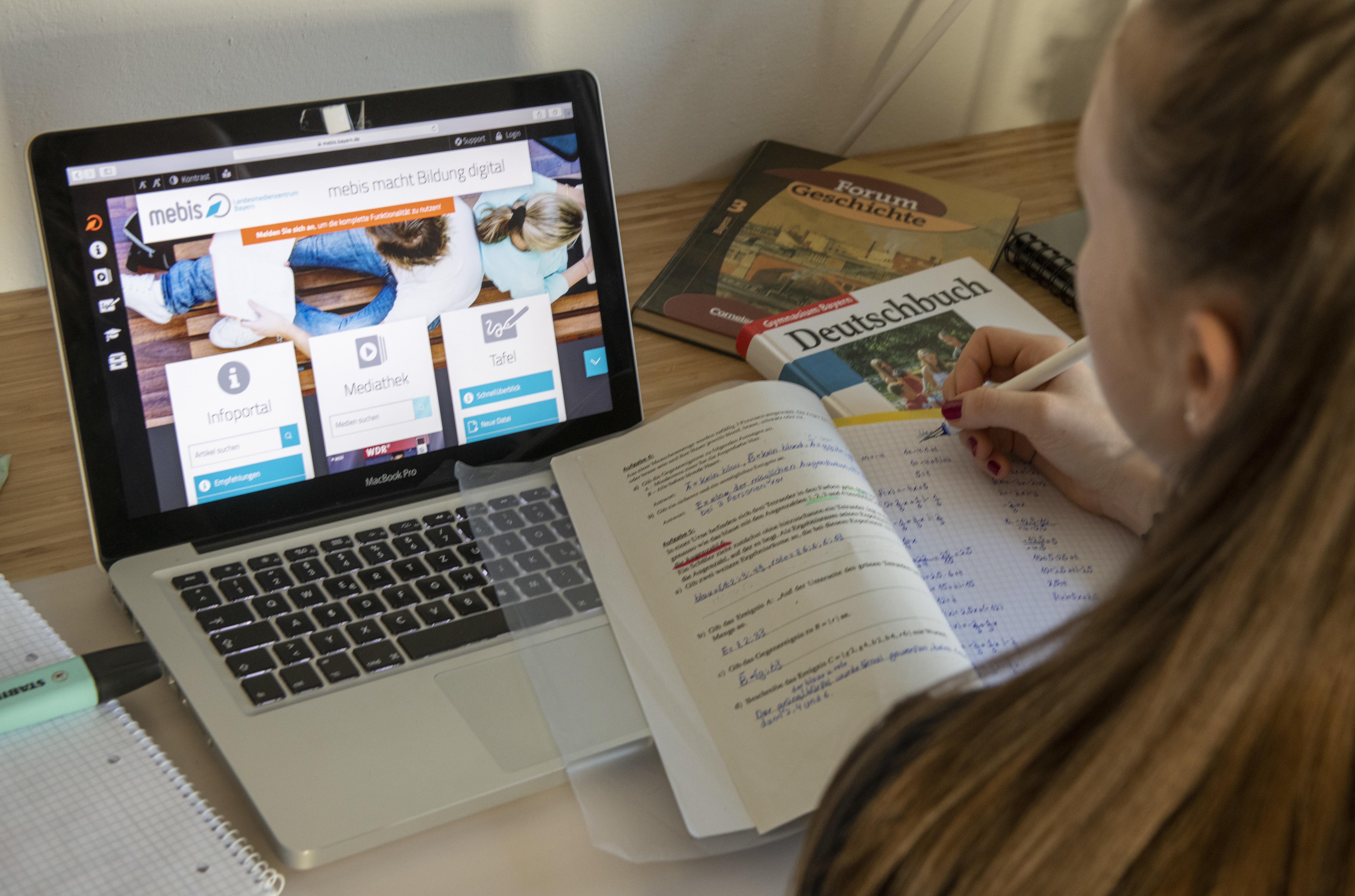 Deshalb ist zu empfehlen, dass eine Rückkehr zum gewohnten Unterricht in höheren Stufen des Bildungssystems später erfolgen sollte. Unterschiedliche Übergangsformen und Verknüpfungen zwischen Präsenzphasen und Unterricht auf Distanz mithilfe digitaler Medien sind denkbar. Wenn eben möglich, sollten Prüfungen durchgeführt werden.