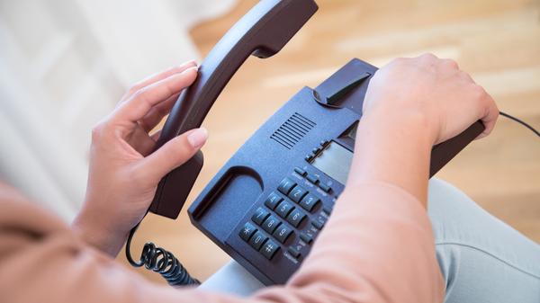 Die Experten der Leopoldina rechnen mit massiven psychischen und sozialen Auswirkungen aufgrund der Coronakrise. Häusliche Gewalt, soziale Isolation, alleinerziehende Elternteile, Menschen mit Depression, Probleme wie Angst und Unsicherheit - sowohl Individuen als auch Gruppen und Gesellschaften in ihrer Gesamtheit können betroffen sein. Von zunehmender Bedeutung seien derzeit Hotlines und Beratungsdienste für Betroffene. Die im Nachbarland Frankreich getroffenen Maßnahmen, wie Anlaufstellen für häusliche Gewalt und andere familiäre Notsituationen in Supermärkten und Apotheken, sollten nach Möglichkeit auch in Deutschland erwogen werden. Zu der besonderen Risikogruppe gehören laut den Experten Alleinerziehende, Migrantinnen und Migranten ohne Sprachkenntnisse, alleinlebende Ältere, psychisch Erkrankte, Pflegefälle und Arbeitslose.