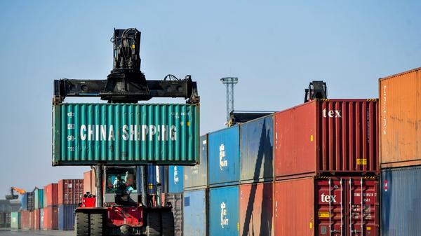 "Während der derzeit geltenden gesundheitspolitischen Maßnahmen muss kurzfristig die Wirtschafts- und Finanzpolitik vor allem Hilfen zur Überbrückung der schwierigen Situation bereitstellen. Dazu gehören Kurzarbeit, Liquiditätshilfen, Steuerstundungen und Zuschüsse, um Insolvenzen zu reduzieren." Staatliche Beteiligung zur Stabilisierung von Unternehmen solle dagegen nur im äußerten Notfall eingesetzt werden. Laut den Experten werden mit dem Auslaufen der jetzigen gesundheitspolitischen Maßnahmen mittelfristig weitere expansive fiskalpolitische Impulse notwendig sein.