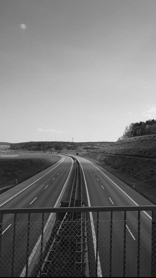 In der Coronakrise: Leere Autobahnen auch am Ostersonntag