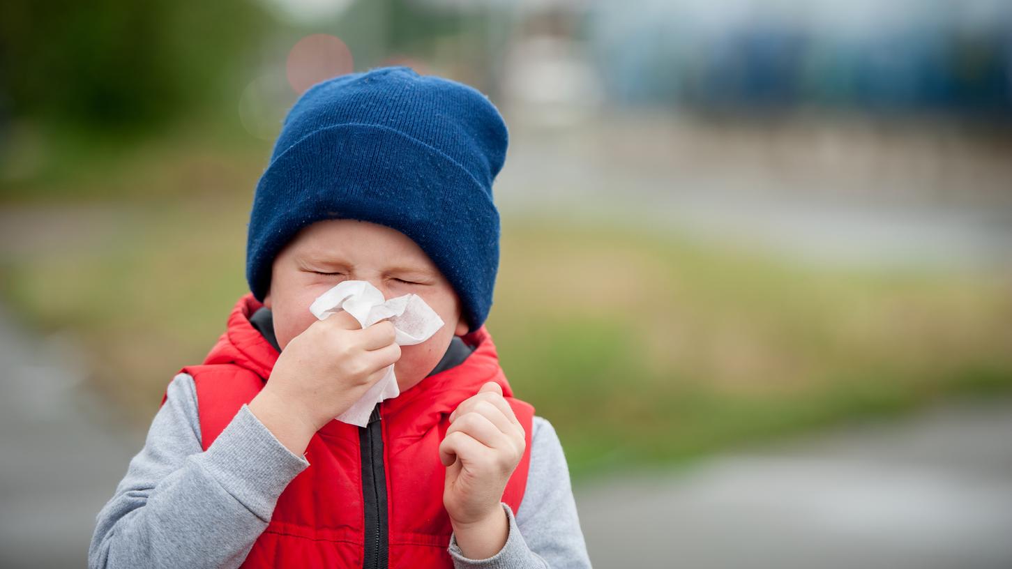 Nur ja nicht schnäuzen: Kinder machen im Winter acht bis 15 Virus-Infekte durch. Sie sollen nun, so will es die Politik, jetzt bei der leisesten Erkältung zuhause bleiben.