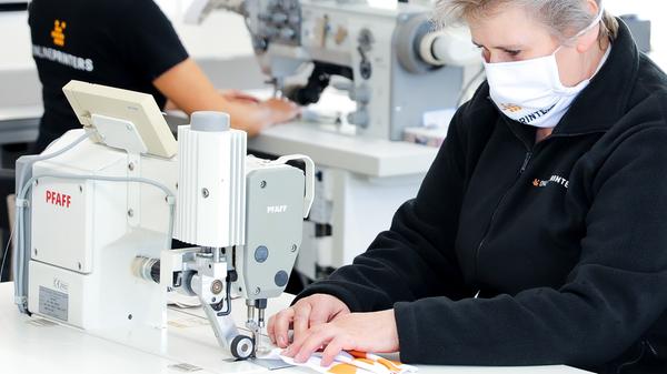Die Onlinedruckerei Onlineprinters aus Fürth, die in Deutschland normalerweise unter der Marke diedruckerei.de Drucksachen an Unternehmen verkauft, hat einen Teil ihrer Großflächenfertigung am deutschen Produktionsstandort auf die Herstellung von Gesichtsmasken umgestellt. Das Unternehmen startet mit einer Stückzahl von bis zu 10.000 Masken pro Woche und wird bei Bedarf die Kapazitäten ausweiten. "Die Materialien hierfür liegen bereits auf Lager", bestätigt Roland Keppler, CEO der Onlineprinters-Gruppe. "Die ersten Gesichtsmasken gehen an unsere Mitarbeiter und ihre Familien. Auch für soziale oder karitative Einrichtungen an unseren Unternehmensstandorten Neustadt an der Aisch und Fürth stellen wir 10.000 Stück zur Verfügung" so Keppler. Für Kunden steht der Onlineshop für Bestellungen bereit.