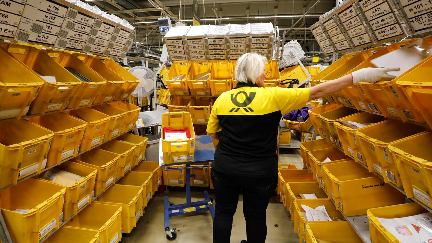 Auch für das Briefzentrum Nürnberg bedeutet die Corona-Krise zahlreiche Veränderungen im gewohnten Arbeitsablauf. Während die Mengen an Briefen weitgehend normal geblieben sind, werden derzeit so viele Pakete verschickt, wie man es sonst nur in der Vorweihnachtszeit gewohnt ist. Auch für das Briefzentrum Nürnberg bedeutet die Corona-Krise zahlreiche Veränderungen im gewohnten Arbeitsablauf. Während die Mengen an Briefen weitgehend normal geblieben sind, werden derzeit so viele Pakete verschickt, wie man es sonst nur in der Vorweihnachtszeit gewohnt ist.