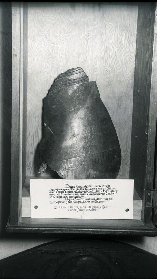 Der Splitter einer Granate wurde nach dem Kriegsende präsentiert.