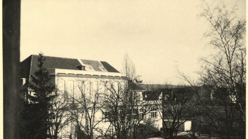Das Studentenhaus mit Rot-Kreuz-Markierung auf dem Dach um 1940.