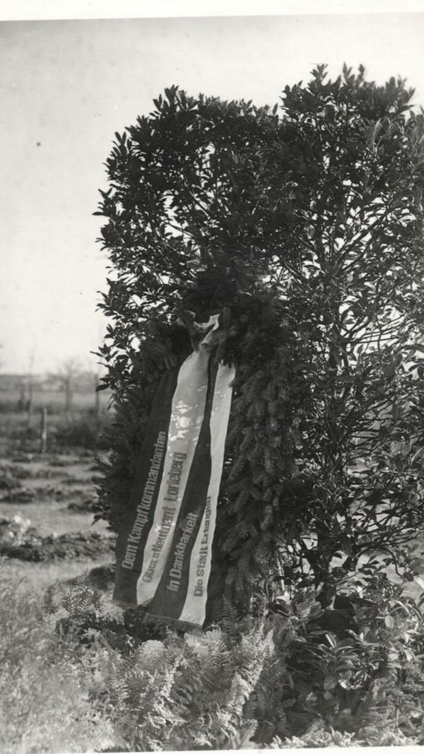 An der Stelle, an der Werner Lorleberg tot aufgefunden wurde, erinnert heute ein Denkmal an ihn. Er wurde auf dem Erlanger Zentralfriedhof bestattet, im Dezember 1945 jedoch auf den Ehrenfriedhof umgebettet - hier im Bild der erste Gedenkort. Ihm zu Ehren wurde der Kaiser-Wilhelm-Platz in Erlangen am 1. November 1945 in Lorlebergplatz umbenannt.