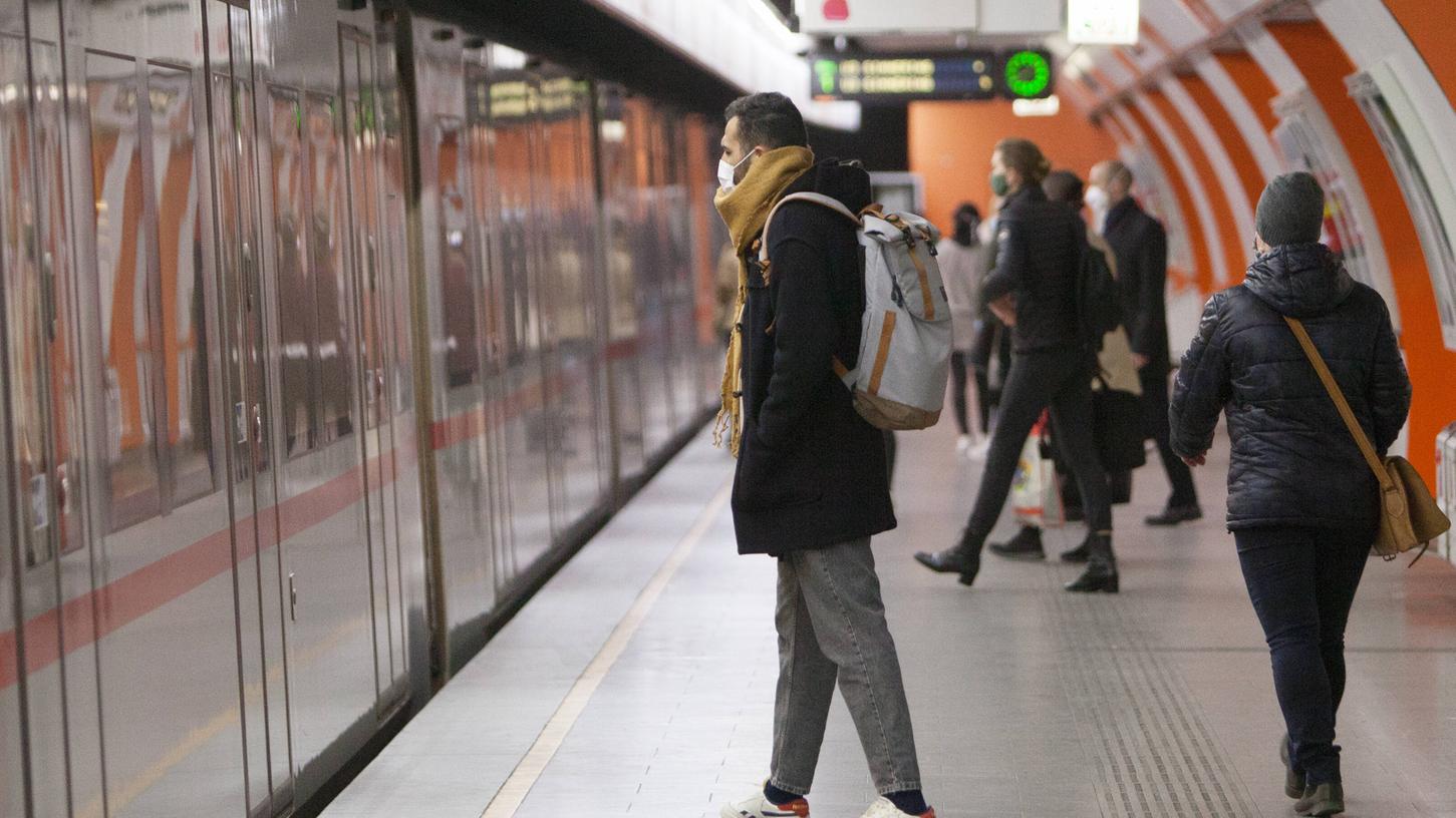 Österreich schreibt in öffentlichen Verkehrsmitteln das Tragen einer Mund-Nasen-Bedeckung vor.