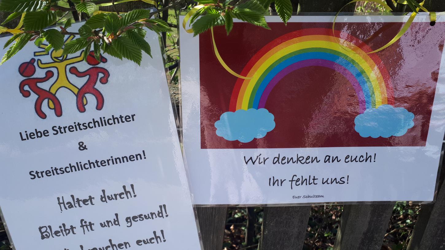 "Wir denken an euch! Ihr fehlt uns!", steht auf einem der Schilder vor der Grundschule Zerzabelshof.