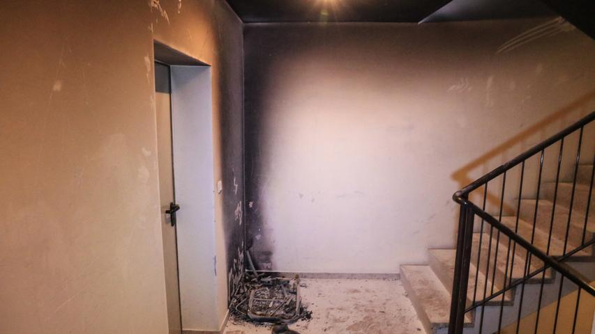 Rauch drang aus Mehrfamilienhaus: Stuhl brannte in Bamberg