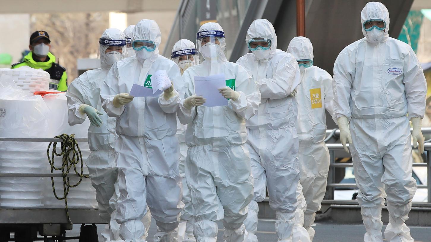 Medizinisches Personal, aufgrund der Corona-Pandemie in Schutzanzügen, trifft zu einer Schicht im Universitätsklinikum "Keimyung University Dongsan Hospital" ein.