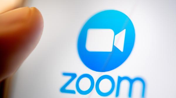 Populäre Video-App, die viele nun vom Arbeiten zu Hause (Homeoffice) oder digitalen Treffen mit Freunden und Familie kennen. Dabei kommt es zu Einblicken ins Private und neuen Umgangsformen.