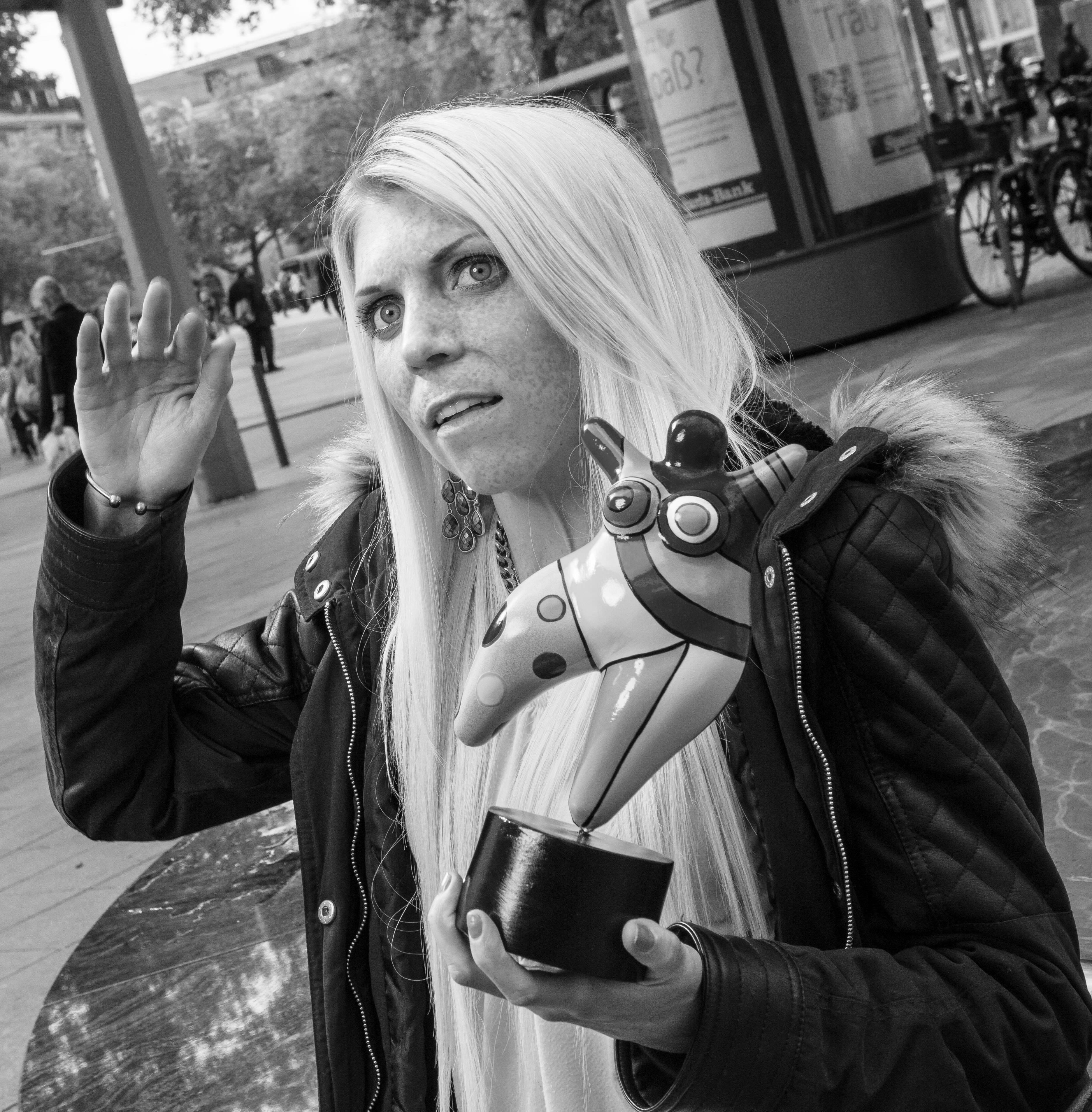 Traurige Nachricht für die Fans von JayJay Jackpot: Mit nur 32 Jahren ist die Youtuberin nach jahrelanger Krankheit an Organversagen gestorben.