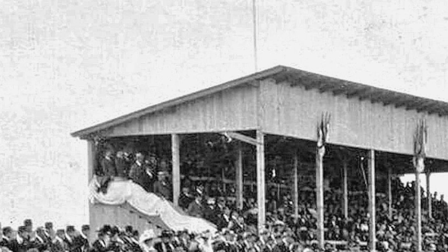 Dieses bislang unveröffentlichte Foto zeigt, wie die Menschen im September 1910 den Sportpark fluteten, um beim ersten Spiel der SpVgg Fürth (in gestreiften Trikots) im Ronhof dabei zu sein.