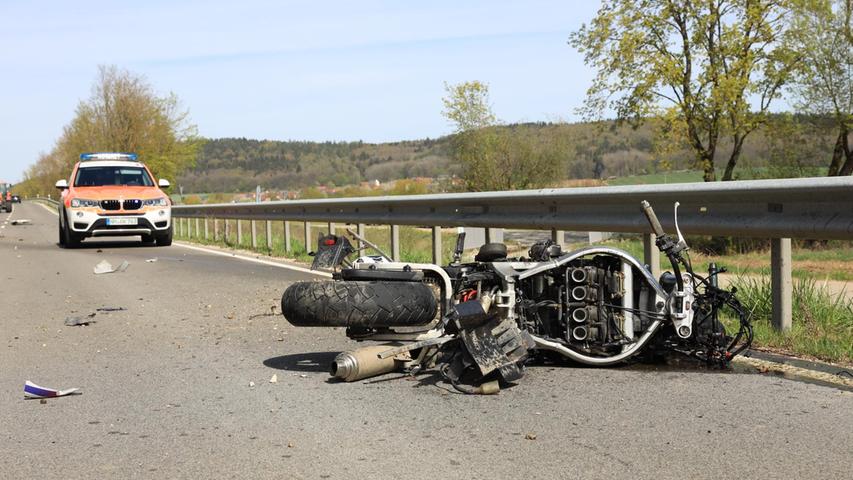 Schwerer Unfall bei Berching: Motorradfahrer fliegt 100 Meter weit