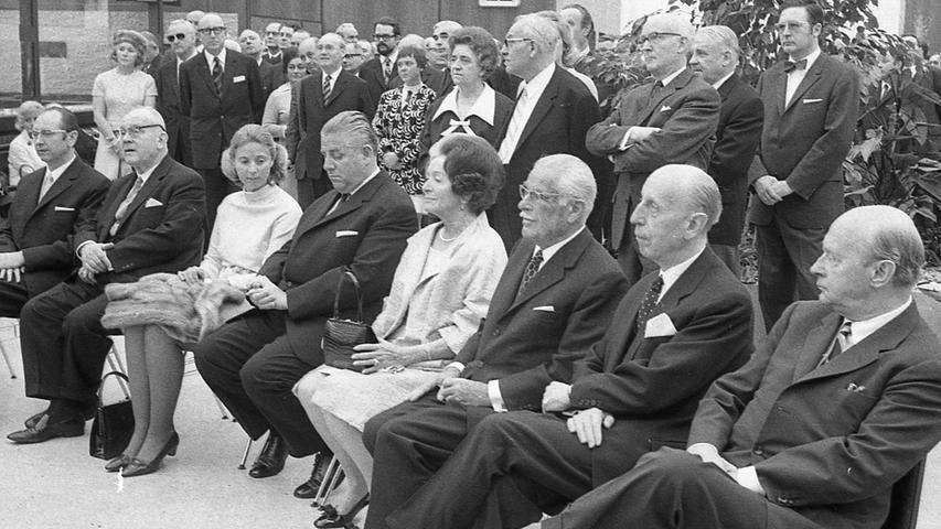 Die Gäste bei der Eröffnung der Dresdner Bank. Dritter von rechts Konsul Dr. h. c. Schickedanz. Fünfter von rechts ist Nürnbergs Oberbürgermeister Dr. Urschlechter.Hier geht es zum Artikel vom 19. April 1970: Ein Dorn im Auge