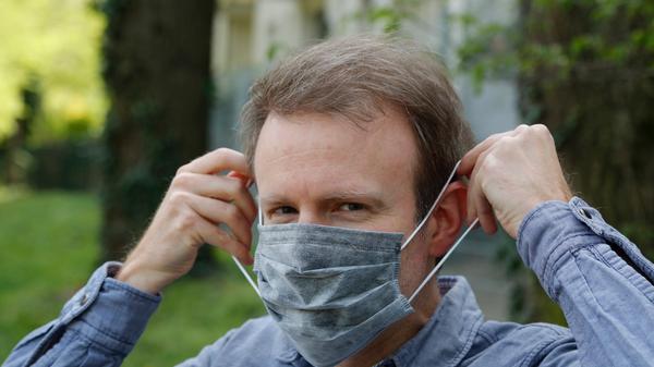 Die Maske sollte zur Form des Gesichts des Trägers passen und lieber etwas größer als zu klein sein. Optimal passt sie, wenn sie nicht nur Nase und Mund richtig abdeckt (ohne dass irgendwo Löcher sind, die eine Luftzufuhr ermöglichen), sondern auch das Kinn und weite Teile der Wangen.