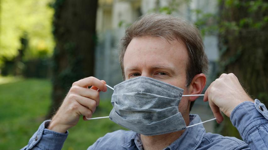 Die Maske sollte beim Anziehen nicht mit schmutzigen Fingern berührt werden, vor allem auf der Innenseite nicht. Denn dann haben Viren leichtes Spiel.
