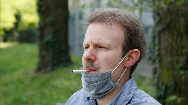 Wer die Maske verschiebt, weil er oder sie rauchen möchte, sollte vor allem aufpassen, dass er/sie sich nicht mit möglicherweise kontaminierten Händen ins Gesicht fast oder die Maske mit den Fingern auf ihrer Innenseite verdreckt. Abgesehen davon könnte die Maske dann natürlich nach altem Qualm stinken.