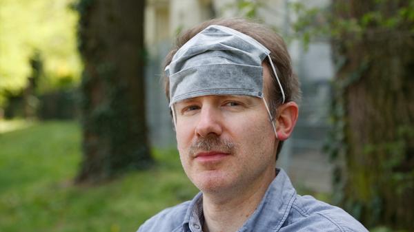 Auch keine gute Idee ist es, die Maske quer über die obere Hälfte des Gesichts zu schieben: Denn die Stirn ist sonst nicht bedeckt und die Haut hat möglicherweise infektiöse Tröpfchen abbekommen. Gleiches gilt für die Haare. Wer die Maske wieder vor Mund und Nase schiebt, bringt die Viren direkt vor die Schleimhäute. Die Infektionsgefahr steigt.