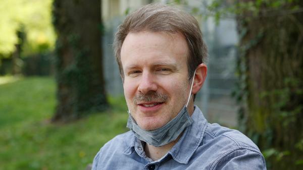 Auch, wer seine Schutzvorrichtung unter das Kinn schiebt, erhöht die Infektionsgefahr. Denn auch am Hals können durch Berührung virale Tröpfchen liegen, die direkt vor die Schleimhäute geschoben werden. Eine neue oder eine saubere Maske ist ratsam.