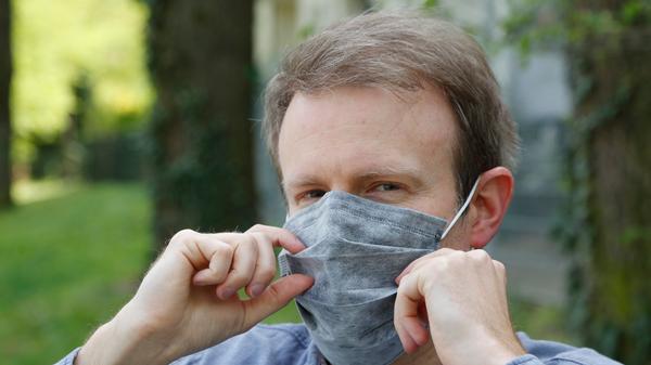 Ist die Maske auf dem Gesicht, deckt Mund und Nase bereits ab, dann schiebt man Modelle wie dieses am besten nur mit Daumen und Zeigefinger auf ihre Maximalgröße auseinander.