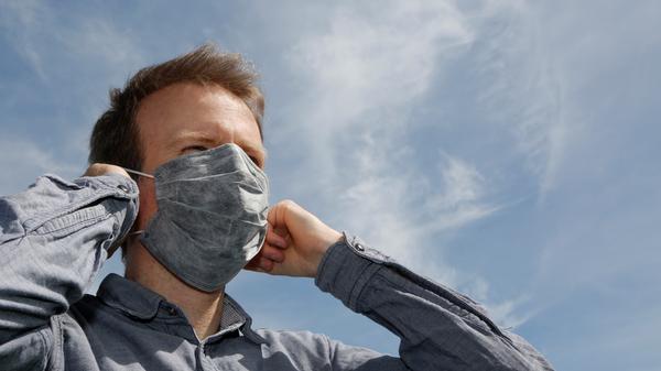 Fakt ist: Wissenschaftliche Studien kommen nicht zum Ergebnis, dass sie vor Infektionen schützen. Im aktuellen, weisenden Papier zur Lockerung der Regelungen, wird das Tragen solcher Vorrichtungen nicht empfohlen. Der Nürnberger Mediziner Dr. Ingo Johnscher fasst zusammen: "Die Behelfsmaske fängt größere Tröpfchen ab, die beispielsweise beim Niesen ausgestoßen werden." Ihre Hauptfunktion sei, zu verhindern, dass unsere Schleimhäute an Mund, Nase und auch den Augen frei liegen und durch Berührungen im Gesicht mit möglicherweise kontaminierten Händen angegriffen werden - ebenso verhindern Infizierte dadurch, andere anzustecken. "Einen hundertprozentigen Schutz versprechen sie nicht", betont Johnscher. Das Robert-Koch-Institut weist dennoch darauf hin, dass das Risiko von Infektionen verhindert werden könne — dabei kommt es aber stark auf die richtige Handhabung an. Jüngste, erste Belege aus China bestätigen, dass das Tragen der Masken tatsächlich kaum den Träger kaum selbst schützt. Aber es verhindert wohl die Weitergabe von Infektionen, indem es die Zahl der abgegebenen Tröpfchen in die Umgebung vermindert. Das ist umso wichtiger, wenn Infizierte nicht wissen, dass oder ob sie das Virus tragen.