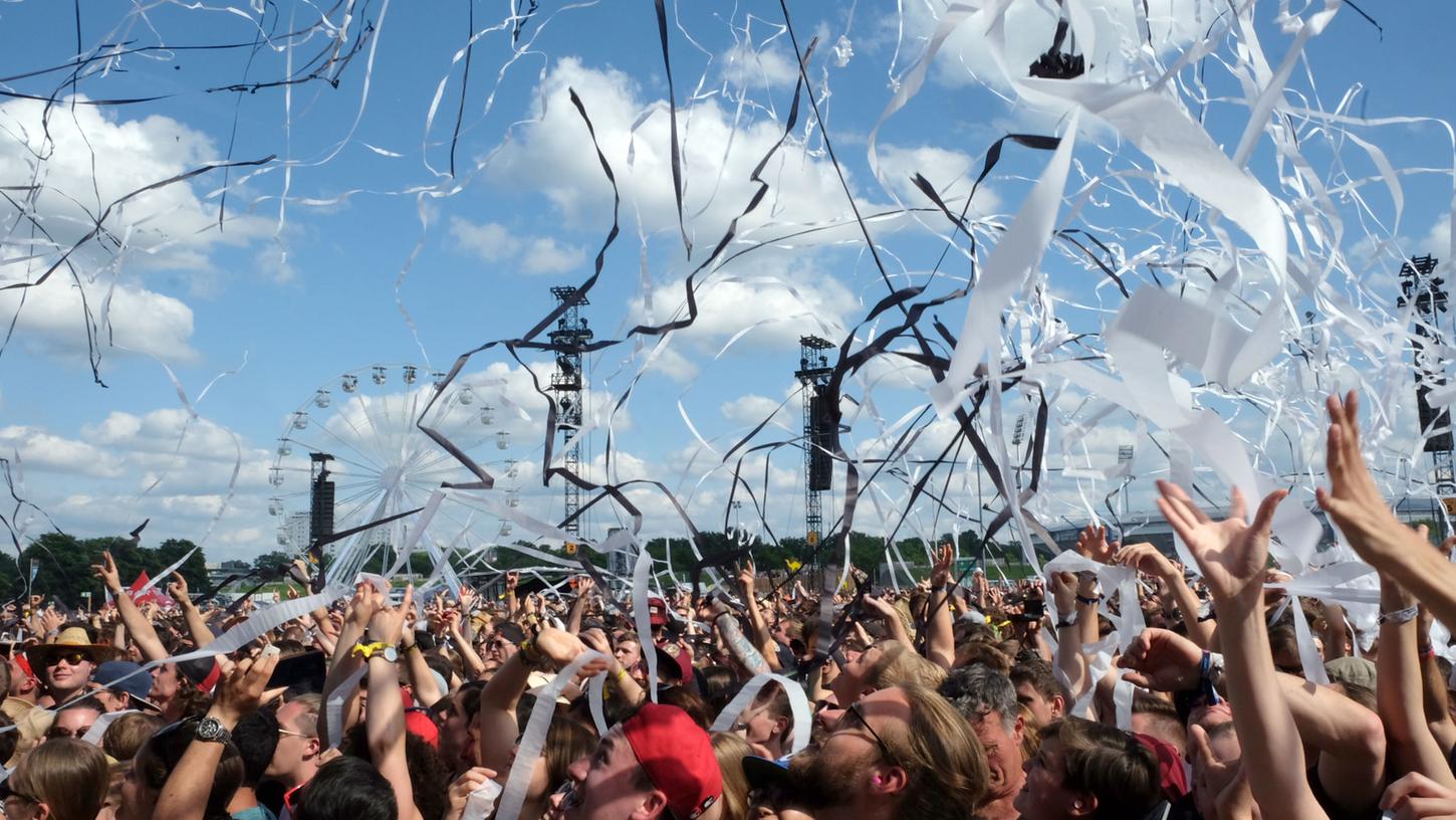 Dichtes Gedränge wie bei Rock im Park wird wohl bis Ende August nicht möglich sein. Die Fans müssen sich auf nächstes Jahr freuen. Dichtes Gedränge wie bei Rock im Park wird wohl bis Ende August nicht möglich sein. Die Fans müssen sich auf nächstes Jahr freuen.