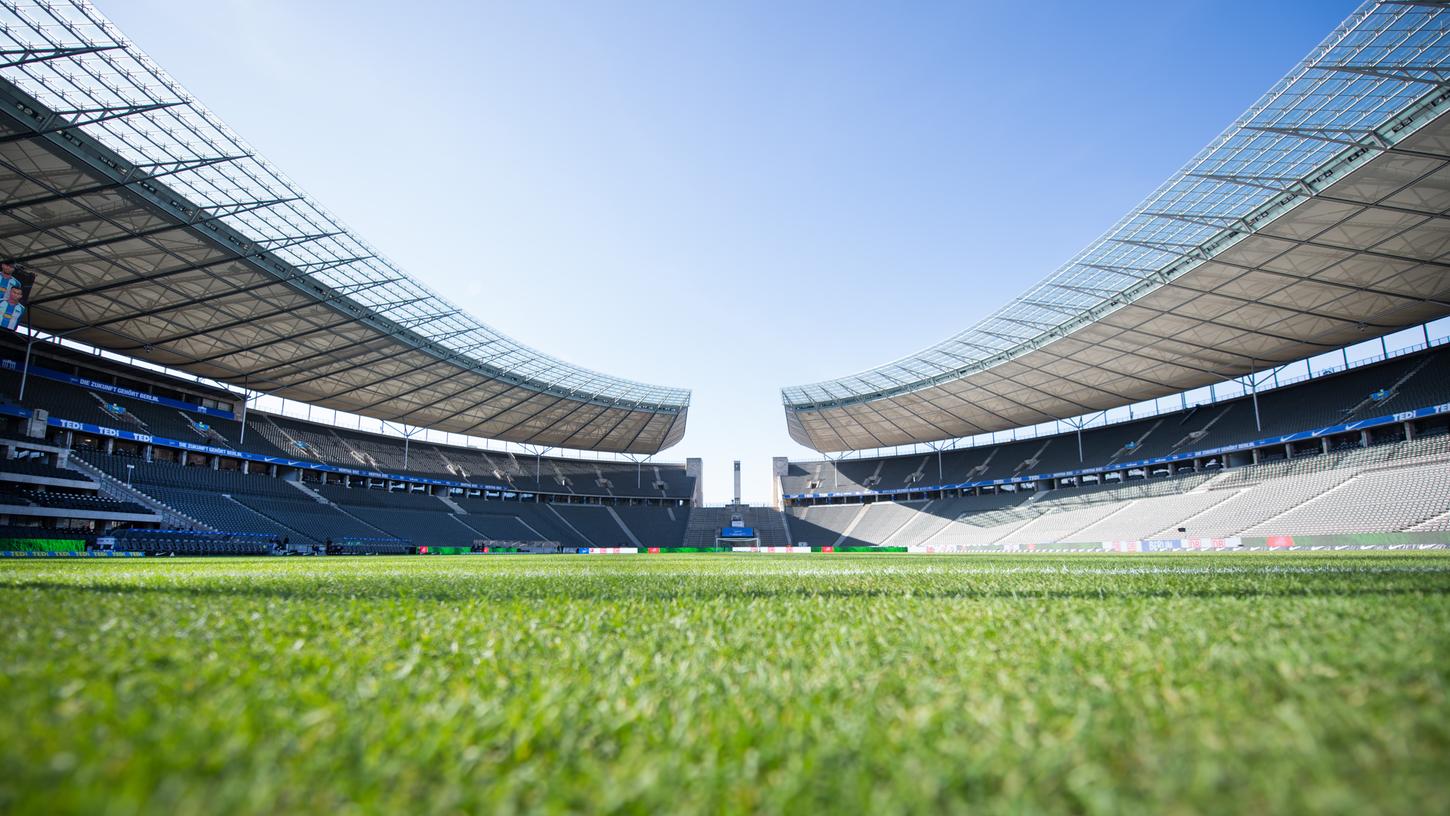Die Ränge der Stadien werden bis August auf jeden Fall leer bleiben. Ob zumindest der Rasen bespielt werden darf, muss noch entschieden werden. Die Ränge der Stadien werden bis August auf jeden Fall leer bleiben. Ob zumindest der Rasen bespielt werden darf, muss noch entschieden werden.