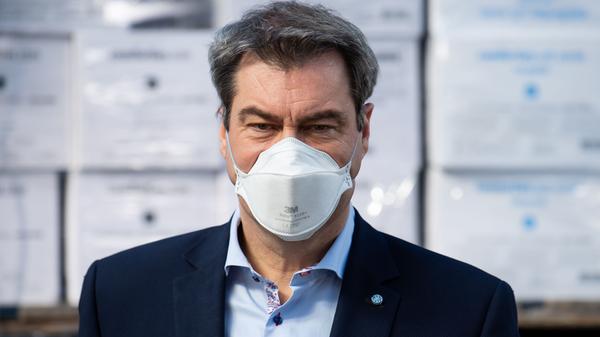 Die Coronakrise stellt Markus Söder vor die bislang größte Herausforderung seiner Amtszeit. In den Augen vieler macht er das ganz gut, seine Beliebtheitswerte steigen - zunächst. Mit zunehmender Belastung durch Lockdowns sinkt aber auch die Akzeptanz des Ministerpräsidenten.