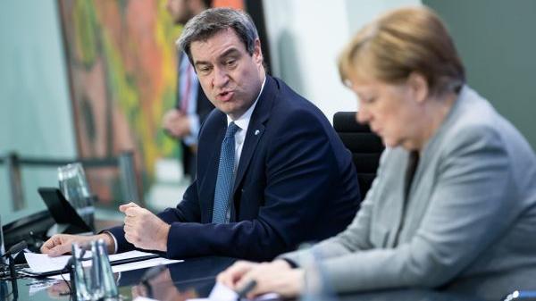 Im Zuge der Coronakrise sieht man den bayerischen Ministerpräsidenten öfter als sonst in Berlin - hier zusammen mit Bundeskanzlerin Angela Merkel. Manche meinen, er könne auch Kanzler - er selbst hüllt sich dazu in Schweigen und sieht seinen Platz, wie er gebetsmühlenartig wiederholt, in Bayern.