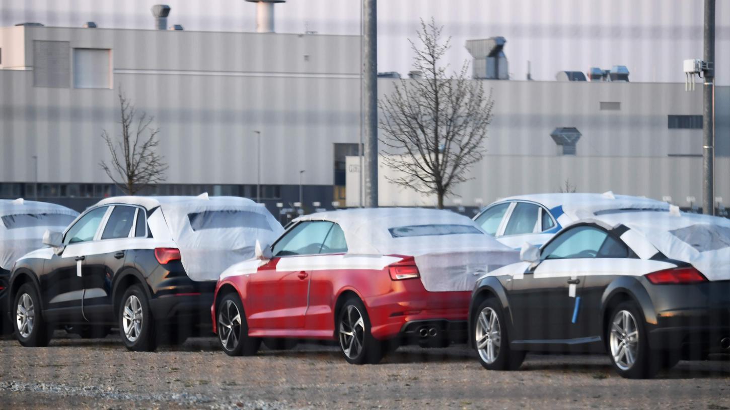 Fertige Autos stehen auf dem Audi-Werksgelände im ungarischen Györ: Dort werden bereits wieder Autos gebaut, auch in Ingolstadt soll die Produktion wieder anlaufen.