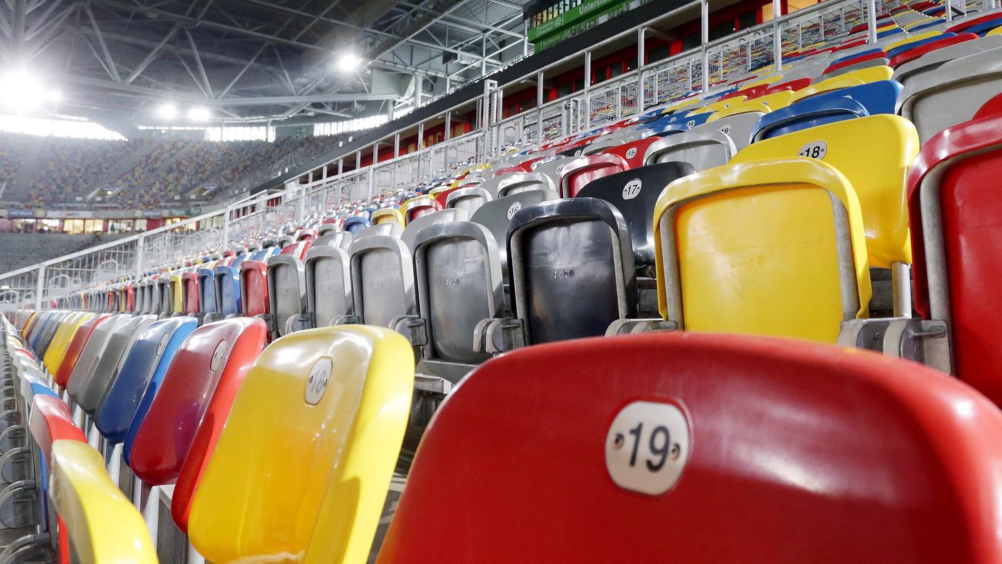 Die Ränge in den Stadien der Bundesligisten werden wohl noch eine ganze Weile leer bleiben. Die Ränge in den Stadien der Bundesligisten werden wohl noch eine ganze Weile leer bleiben.