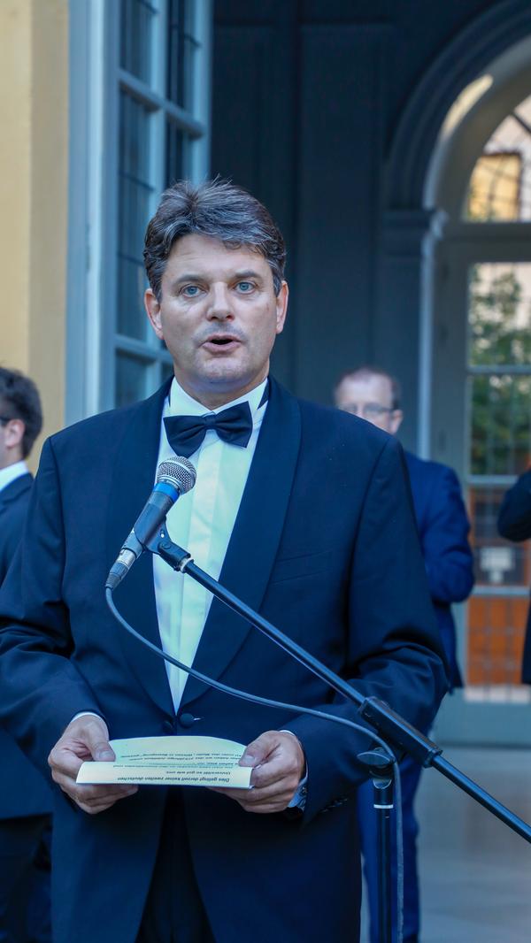 Joachim Hornegger, Präsident der Friedrich-Alexander-Universität Erlangen-Nürnberg: "Wir bedauern sehr, dass unser Schlossgartenfest in diesem Jahr nicht stattfinden kann. Doch wir sind uns unserer Verantwortung gegenüber den tausenden Universitätsangehörigen und Alumni sowie Freunden und Förderern der FAU, die das Fest in jedem Jahr besuchen, bewusst. Und diese Verantwortung nehmen wir sehr ernst. So können wir hoffen, dass wir ein ganz besonderes Schlossgartenfest 2021 feiern werden. Ich lade alle herzlich ein."