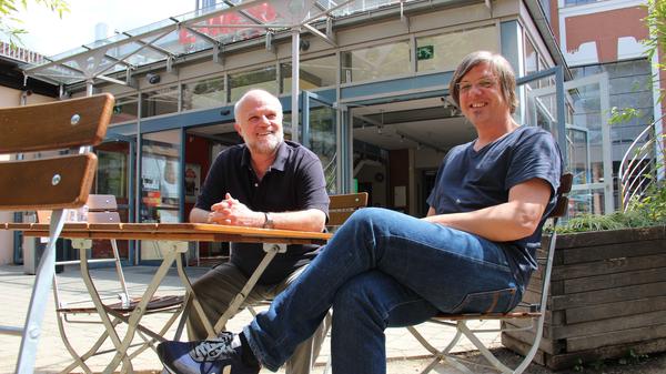 Holger Watzka, Programmleiter und Booking im Kulturzentrum E-Werk: "Die Situation fürs E-Werk und das Kulturinsel Wöhrmühle Open Air ist echt emotional belastend. Wir haben ein ganzes Jahr auf das Open Air hingearbeitet und jetzt sieht alles danach aus das wir absagen müssen. Nur leider sind die Aussagen sehr schwammig von Seiten der bayerischen Staatsregierung. Was ist eine Großveranstaltung? Und wie geht’s weiter mit dem Veranstaltungs- und vor allen Dingen Konzert- oder auch Kinobetrieb im E-Werk. Es ist für uns eigentlich nicht möglich so kurzfristig auf Sicht zu planen. Wir brauchen klare Ansagen und Richtlinien um verantwortbar Kulturarbeit zu leisten."