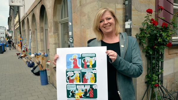 Lisa Neun, Comic-Zeichnerin, Vorsitzende des Comic-Museums Erlangen: "Dass der Comic-Salon abgesagt wird, war klar und schon seit Wochen absehbar. Für die ganze Comic-Szene, die Netzwerker, die Verlage und für alle die, die von Comics leben, ist das extrem bitter. Der Comic-Salon ist einfach ein großes Familienfest der Comic-Macher und -Fans. Wir vom Comic-Museum Erlangen hatten ja für den Salon ein Seminar und eine große Mitmach-Aktion mit Künstlern geplant, das fällt jetzt alles aus. Aber wir hoffen, noch in diesem Jahr diesbezüglich etwas machen zu können. Wir sind auf der Suche nach einem leeren Ladenlokal und planen dort eine Mitmach-Aktion, dann eben nicht mit Künstlern, sondern mit der Bevölkerung. Ich selbst wäre ja auch live beim Comic-Salon dabei gewesen, derzeit habe ich zwölf Seiten von ,Business Girl’ fertig und zeichne gerade einen Comic zur Homeoffice-Situation. Allen Menschen kann ich nur zurufen: Kauft Comics!"