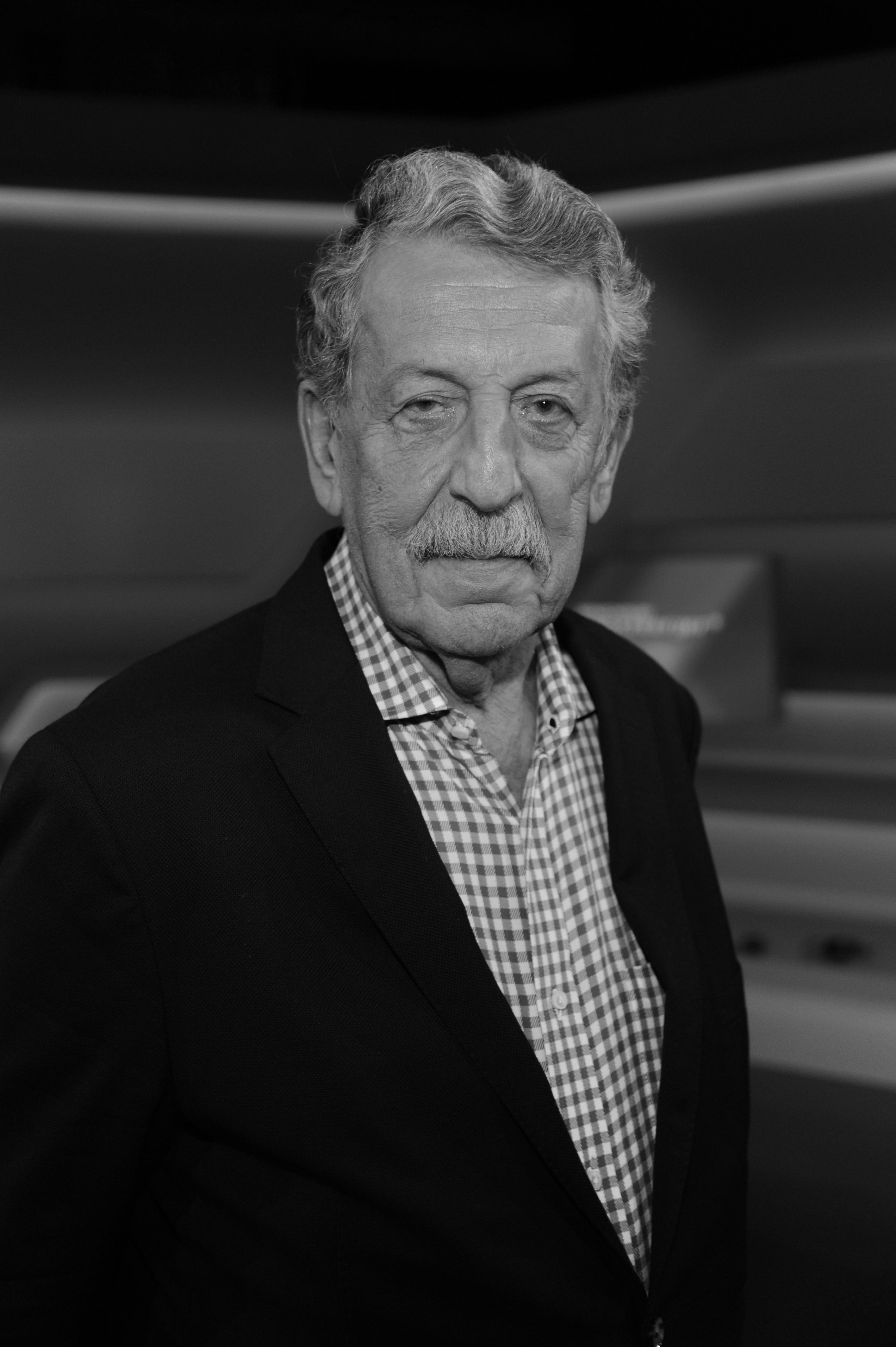 Der bekannte Fernsehjournalist und Nahost-Experte Ulrich Kienzle ist im Alter von 83 Jahren verstorben. Er moderierte unter anderem das ZDF-Politikmagazin "Frontal".