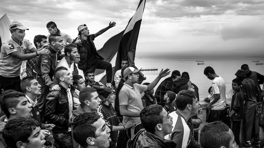 Fußballfans versammeln sich auf der Straße und singen während eines Spiels, das aufgrund von Gewalt hinter verschlossenen Toren stattfindet. Die Serie "Kho, die Entstehung einer Revolte" über die Unruhen in Algerien des französischen Fotografen Romain Laurendeau ist "Beste World Press Photo-Story des Jahres"; sie besteht aus insgesamt acht Aufnahmen.