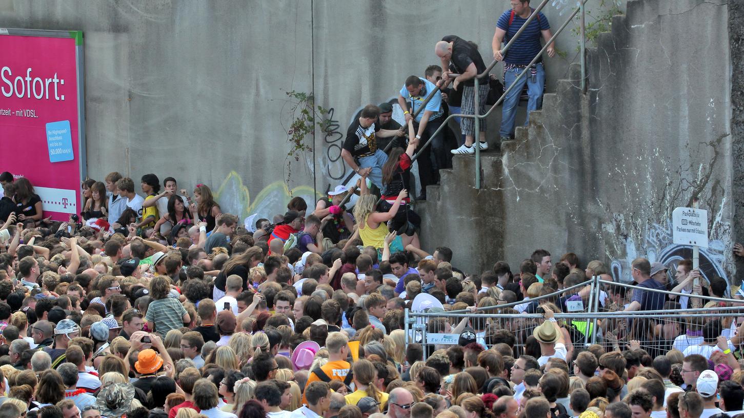 Kurz vor dem Unglück im Juli 2010 standen die Leute dicht gedrängt an einem Tunnelausgang in Duisburg.