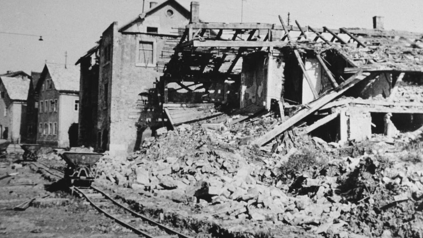 Ein zerstörtes Haus in der Treuchtlinger Stadtmitte: Fast 600 Todesopfer forderte der Bombenangriff vom 23. Februar 1945. Leonhard Lechner aus Dittenheim war damals dabei und half, die Opfer zu bergen.