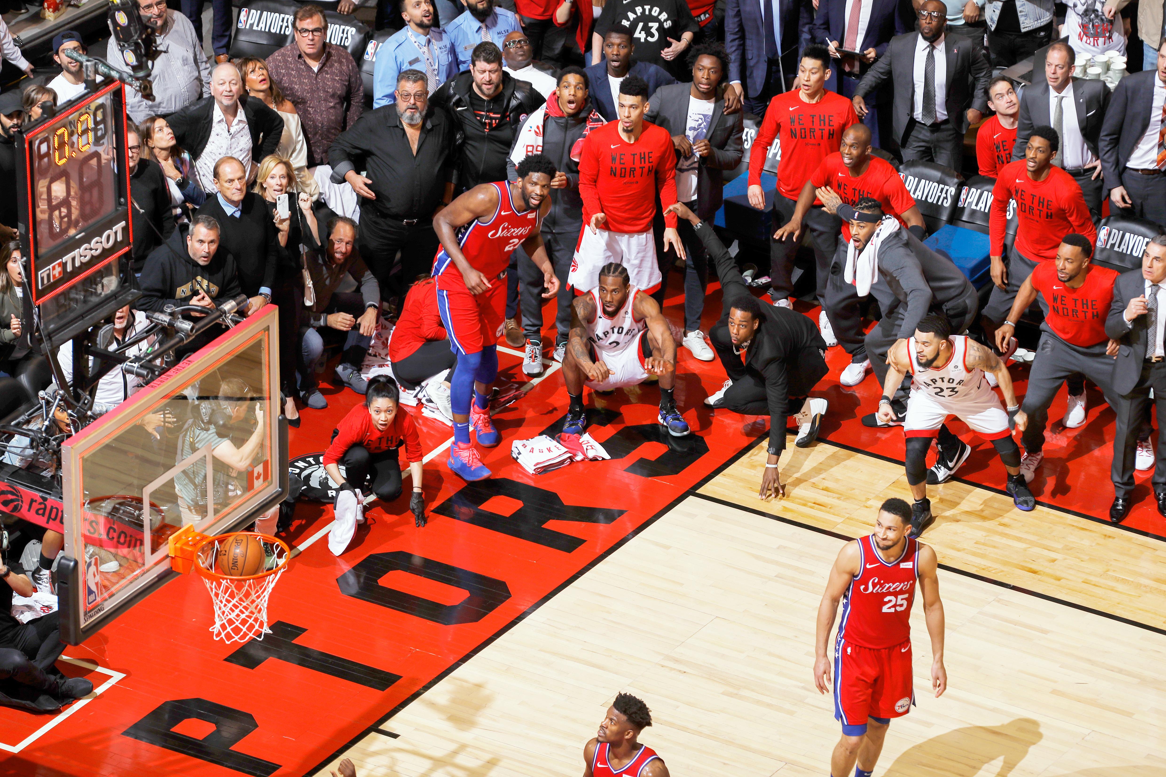 Der Basketballer Kawhi Leonard (Bildmitte, hockend) von den Toronto Raptors verfolgt, wie sein Wurf ins Netz geht, während er gegen die Philadelphia 76ers im Spiel 7 der Halbfinalspiele der Eastern Conference der NBA-Playoffs spielt. Diese dynamische Aufnahme des Fotografen Mark Blinch zeichnete die Jury mit dem 1. Preis in der Kategorie "Sport" aus.