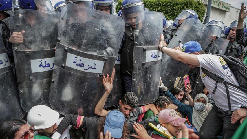 In der Sparte "Spot News Singles" gewann Farouk Batiche bei den World Press Photo Awards den ersten Preis für eine Aufnahme aus Algerien: Es zeigt eine Gruppe von Studenten, die bei einer Demonstration gegen die Regierung mit Bereitschaftspolizisten zusammenstoßen.