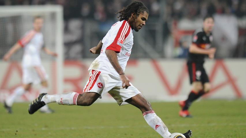 In der bayerischen Landeshauptstadt hatte Breno Vinicius Rodrigues Borges, der als 18-Jähriger für 12,3 Millionen Euro Ablöse vom FC Sao Paulo an die Isar gewechselt war, die an ihn gestellten Erwartungen nie erfüllen können. In Nürnberg war das anders. Als sich der Abwehrhüne 2010 im FCN-Trainingslager in Belek vorstellte, übersetzte Javier Pinola: "Er will alles von Bayern vergessen". Am Valznerweiher avancierte Breno zur beliebten und respektierten Stammkraft. Der Brasilianer war zufrieden, und sein Club mit ihm. Ab Januar 2010 stabilisierte der für Nürnberg formidabel verteidigende Südamerikaner sieben Spiele lang Nürnbergs Abwehr exzellent, ehe ihn ein Kreuzbandriss in eine Negativspirale riss - die damit endete, dass Breno seine Villa in Grünwald in Brand setzte. In der bayerischen Landeshauptstadt hatte Breno Vinicius Rodrigues Borges, der als 18-Jähriger für 12,3 Millionen Euro Ablöse vom FC Sao Paulo an die Isar gewechselt war, die an ihn gestellten Erwartungen nie erfüllen können. In Nürnberg war das anders. Als sich der Abwehrhüne 2010 im FCN-Trainingslager in Belek vorstellte, übersetzte Javier Pinola: "Er will alles von Bayern vergessen". Am Valznerweiher avancierte Breno zur beliebten und respektierten Stammkraft. Der Brasilianer war zufrieden, und sein Club mit ihm. Ab Januar 2010 stabilisierte der für Nürnberg formidabel verteidigende Südamerikaner sieben Spiele lang Nürnbergs Abwehr exzellent, ehe ihn ein Kreuzbandriss in eine Negativspirale riss - die damit endete, dass Breno seine Villa in Grünwald in Brand setzte.