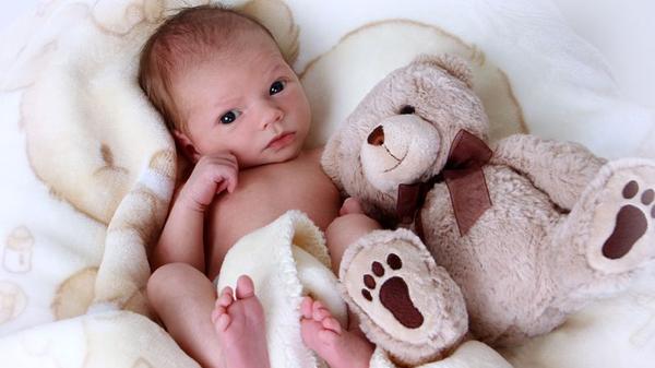 Im St. Theresien-Krankenhaus erblickte am 2. April der kleine Fabian das Licht der Welt. Bei seiner Geburt war er 54 Zentimeter groß und wog 3350 Gramm. Herzlich Wilkommen auf der Welt, du kleiner Kuschelbär!
